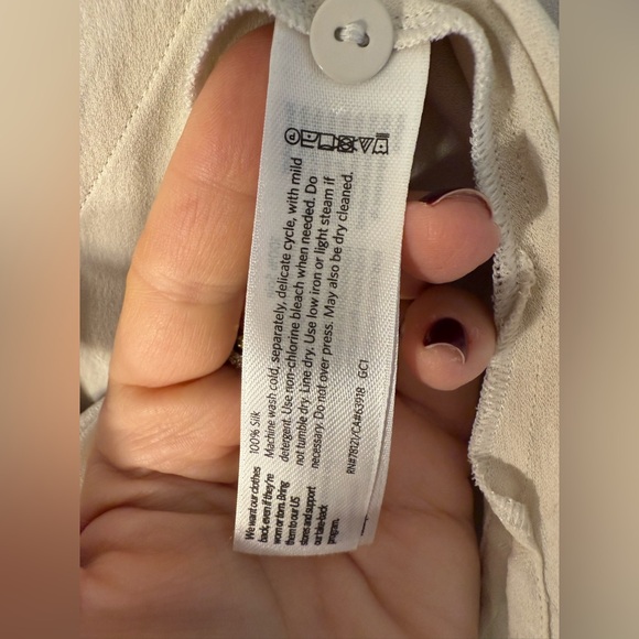 Eileen Fisher silk sleeveless blouse with covered buttons size Medium - Picture 3 of 4